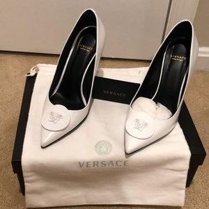 White pumps Versace